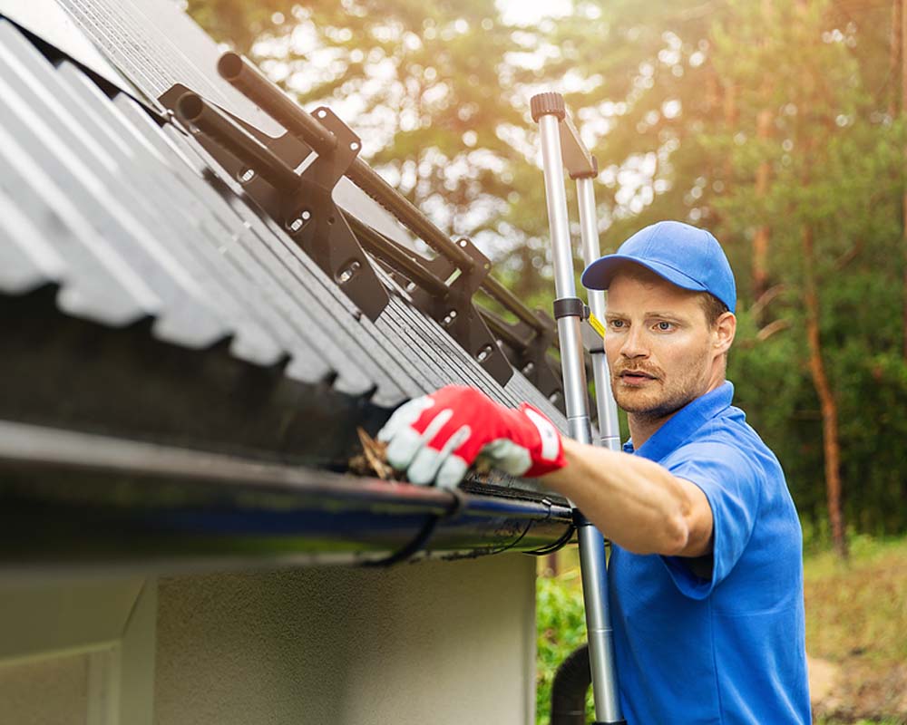 Worker-Cleaning-House-Gutter