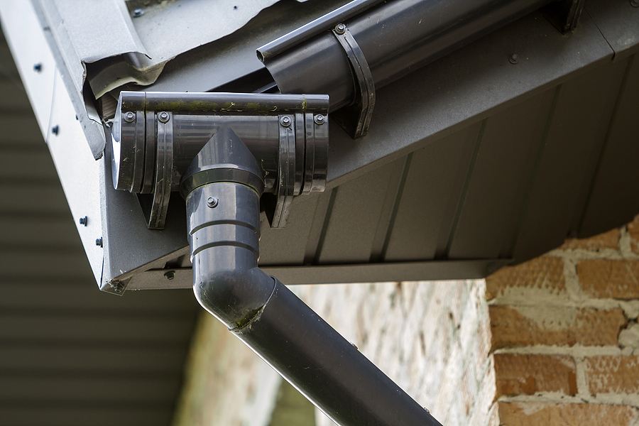 Leaking Gutter Repair Near Roofline Issues